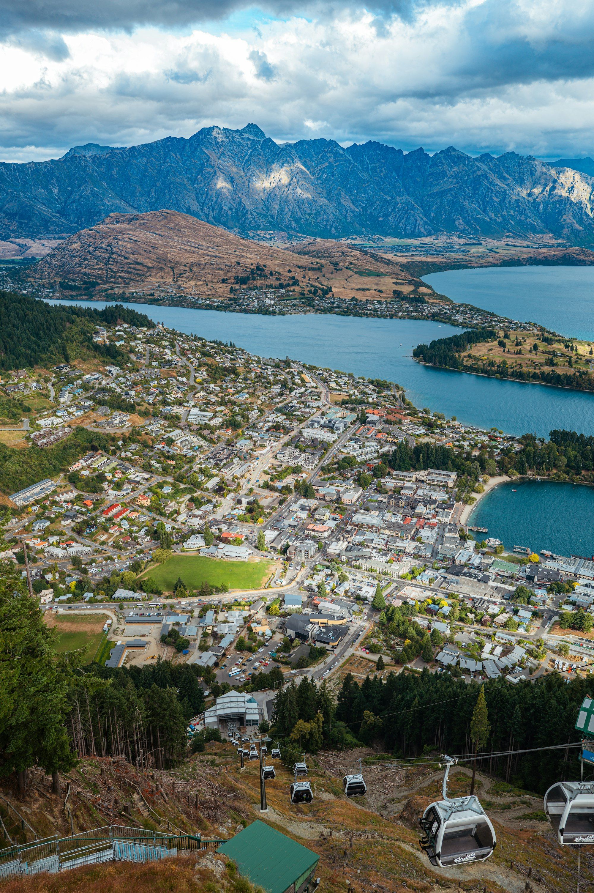 Queenstown town centre sitting on the edge of the lake with hills behind